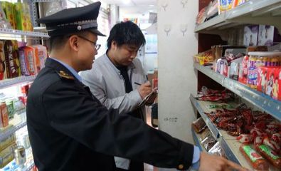 東城區(qū)專項(xiàng)抽檢 酒類經(jīng)營(yíng)與校園周邊“五毛零食”治理雙管齊下，超220件問(wèn)題產(chǎn)品下架